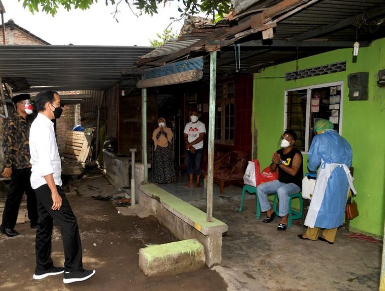 Presiden Tinjau Vaksinasi Pintu ke Pintu di Jawa Tengah