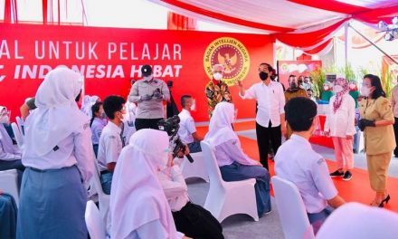Tinjau Vaksinasi Pelajar di Kabupaten Sukoharjo, Presiden: Jika Sudah Divaksin, Segerakan PTM Terbatas