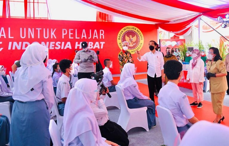 Tinjau Vaksinasi Pelajar di Kabupaten Sukoharjo, Presiden: Jika Sudah Divaksin, Segerakan PTM Terbatas