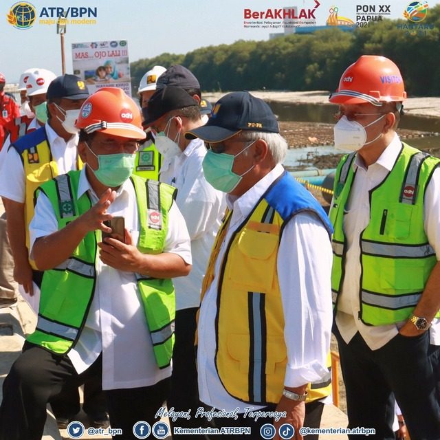 Menteri ATR/Kepala BPN bersama sejumlah menteri dan kepala daerah meninjau proyek pembangunan Tanggul Pengaman Pantai di Jakarta Utara