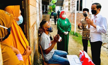 Presiden Jokowi Tinjau Kegiatan Vaksinasi Pintu ke Pintu di Provinsi Aceh