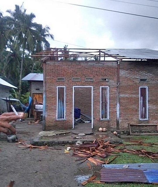 Cuaca Ekstrim – Angin Puting Beliung Rusak 17 Rumah Warga Mamuju