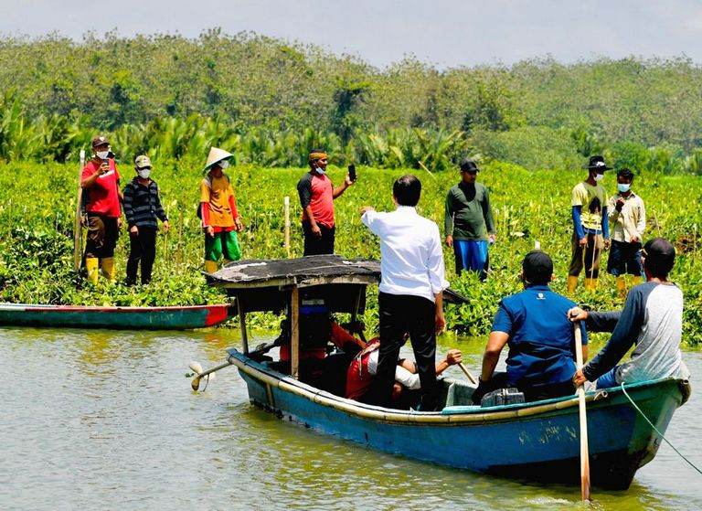 Saat Presiden Naik Perahu Seberangi Sungai untuk Sapa Warga