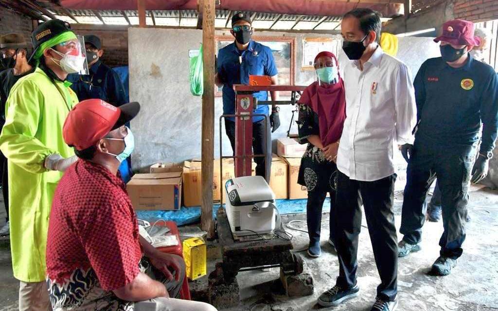 Presiden Joko Widodo Tinjau Vaksinasi di Kampung Nelayan