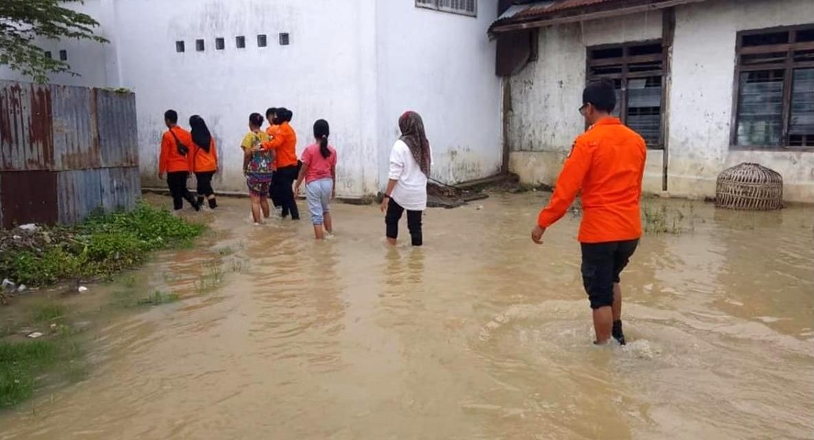 BPBD Kota Solok Distribusikan Bantuan Makanan kepada Warga Terdampak Banjir