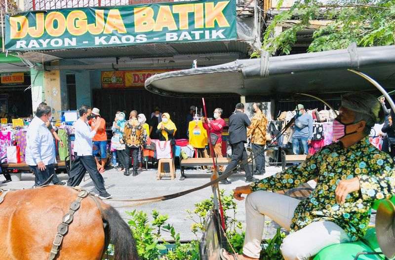 Presiden Susuri Jalan Malioboro Saksikan Pemberian Bantuan Tunai Bagi PKL dan Warung
