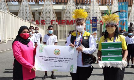 Perwosi Serahkan Bantuan 1.000 Sepatu Olahraga untuk Anak-Anak Papua dan Papua Barat