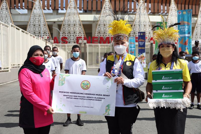 Perwosi Serahkan Bantuan 1.000 Sepatu Olahraga untuk Anak-Anak Papua dan Papua Barat