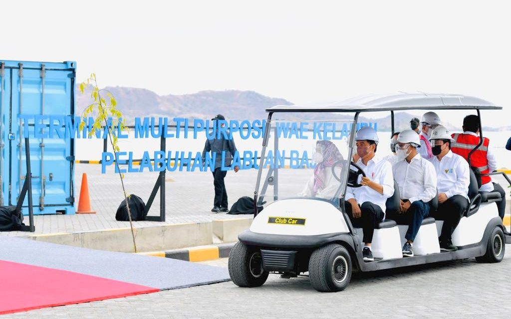 Tiba di NTT, Presiden Tinjau Aktivitas Bongkar Muatan di Terminal Multipurpose Wae Kelambu