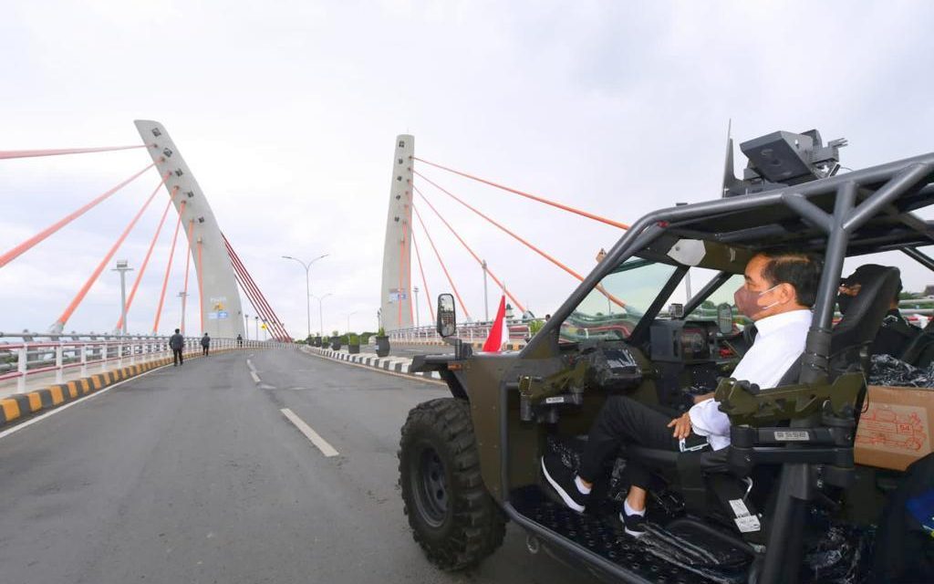 Presiden Jokowi Jajal Jembatan Sei Alalak Naik Rantis