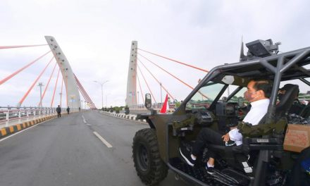 Presiden Jokowi Jajal Jembatan Sei Alalak Naik Rantis