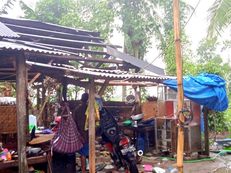 Angin Kencang di Kabupaten Lampung Tengah, BPBD Berikan Bantuan Logistik