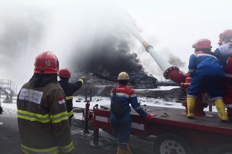 Pertamina Lakukan Offensive Fire Fighting untuk Pemadaman Tangki