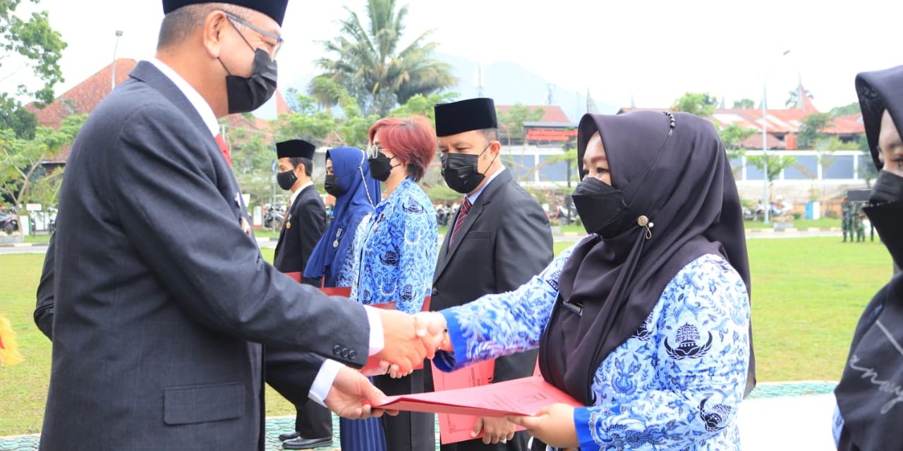 Wako Riza Falepi Serahkan Satyalancana Karya Satya Dan SK Kenaikan Pangkat Secara Simbolis Pasca Upacara Hari Kesaktian Pancasila