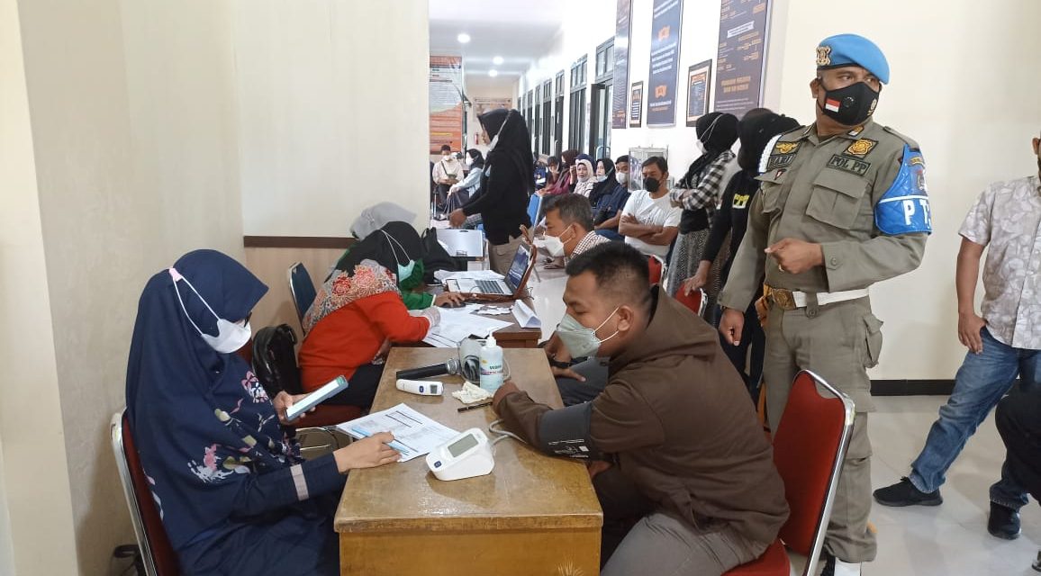 Gelombang 1 Vaksinasi Di Kantor Satpol PP Payakumbuh Capai 97 Orang, Vaksin Sampai Habis