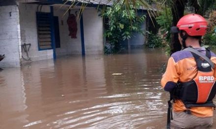Warga Kecamatan Setu, Tangerang Selatan Mengungsi Akibat Banjir yang Merendam Wilayah Perumahan