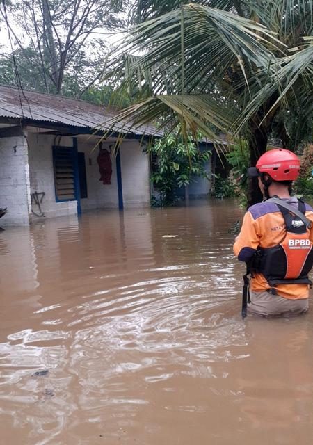 Warga Kecamatan Setu, Tangerang Selatan Mengungsi Akibat Banjir yang Merendam Wilayah Perumahan