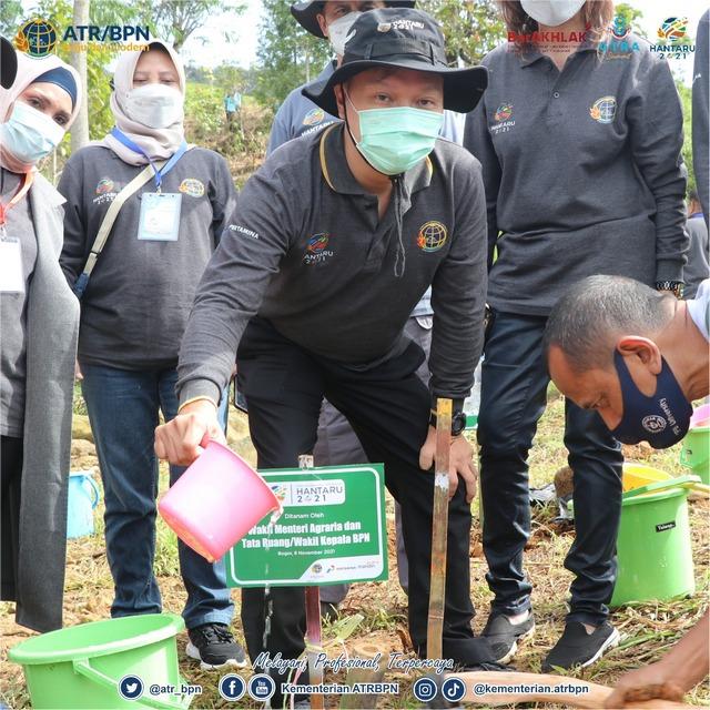 Selamatkan Kawasan Puncak, Kementerian ATR/BPN Tanam Bibit Pohon dan Bangun Sumur Resapan pada Perayaan Puncak HANTARU 2021
