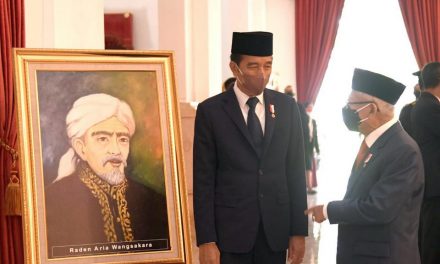 Presiden Anugerahkan Gelar Pahlawan Nasional kepada Empat Tokoh dan Tanda Kehormatan kepada Para Nakes yang Gugur