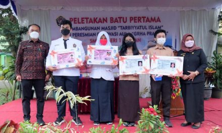 Dukcapil Goes To School, Dirjen Dukcapil Serahkan KIA dan KTP-el bagi Pelajar di Sleman