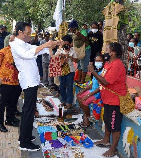 Saat Presiden Jokowi dan Rombongan Berbelanja di Pasar Noken Taman Imbi Jayapura