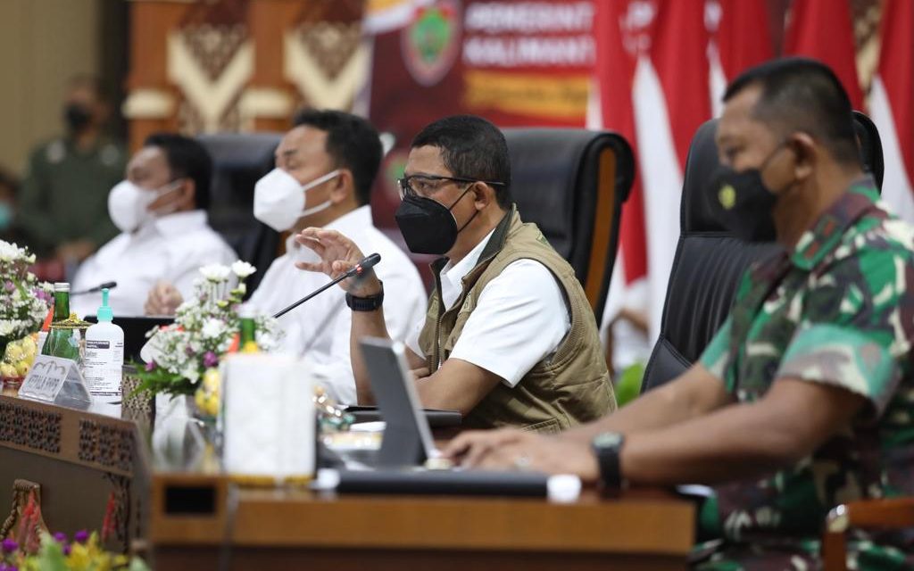 Ketua Satgas Tekankan Bahwa Covid Belum Selesai Saat Tinjau Banjir Kalimantan Tengah