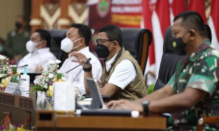 Ketua Satgas Tekankan Bahwa Covid Belum Selesai Saat Tinjau Banjir Kalimantan Tengah