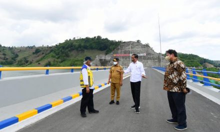 Menteri Basuki Dampingi Presiden Jokowi Resmikan Bendungan Multifungsi Karalloe