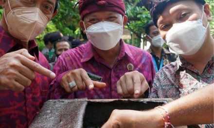 Wamen ATR/Waka BPN mengunjungi budi daya Lebah Madu Badung Bali