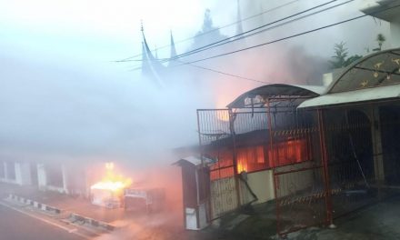 Kebakaran Sebuah Warung Di Kapalo Koto Dibalai Hanguskan 2 Sepeda Motor dan 2 Orang Luka Bakar