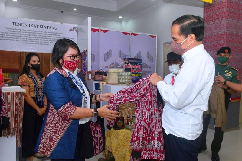 Saat Presiden Jokowi Beli Jaket Bomber dengan Motif Khas Dayak Sintang