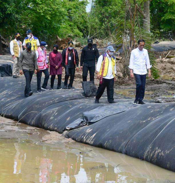 Presiden Tinjau Pembangunan Tanggul Pengendali Banjir dan Serahkan Bantuan Sosial