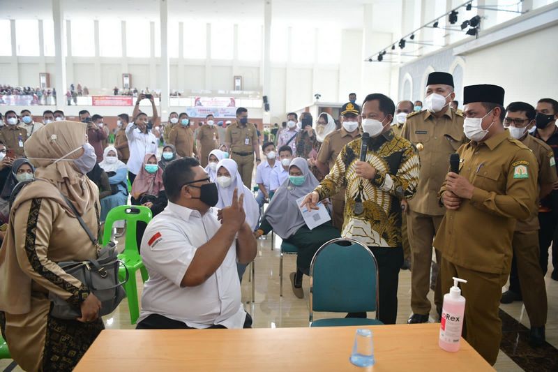Mendagri Tinjau Langsung Vaksinasi Covid-19 di Banda Aceh Convention Hall