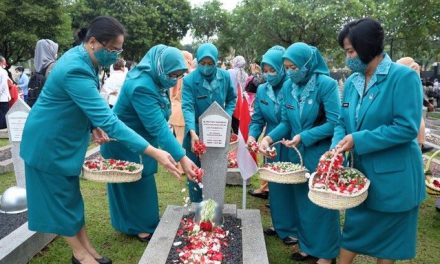 Peringati Hari Ibu, TP PKK bersama Menteri PPPA & Organisasi Perempuan Ziarah ke TMP Kalibata