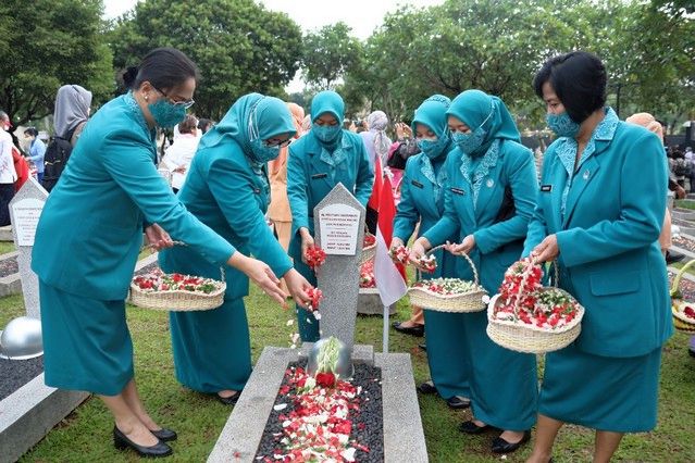 Peringati Hari Ibu, TP PKK bersama Menteri PPPA & Organisasi Perempuan Ziarah ke TMP Kalibata