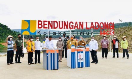 Naik Perahu Naga, Presiden Jokowi Resmikan Bendungan Ladongi di Kolaka Timur