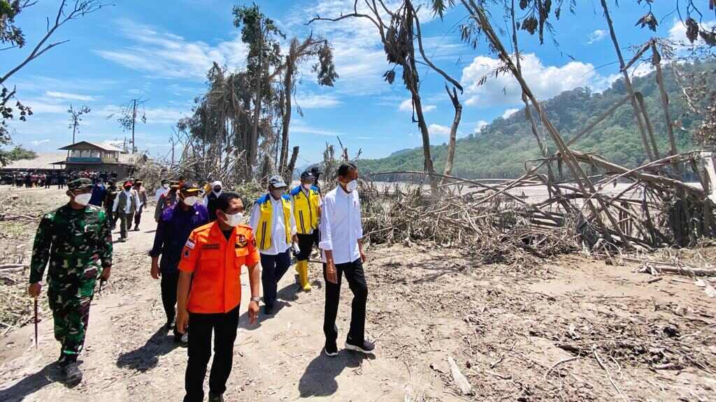 Tinjau Lokasi Erupsi Gunung Semeru, Presiden Pastikan Penanganan Bencana Berjalan Baik