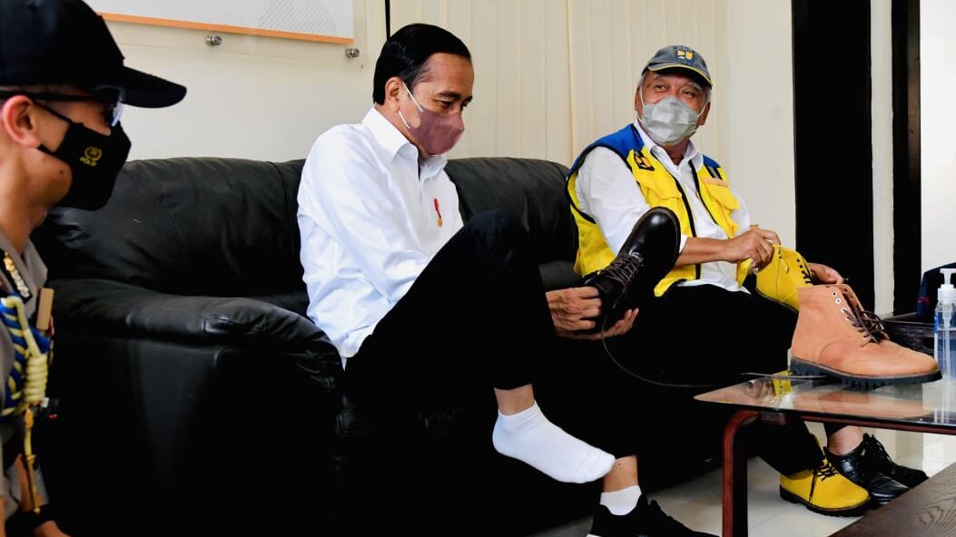 Saat Presiden Bujuk Menteri PUPR Beli Sepatu Buat Naik Motor