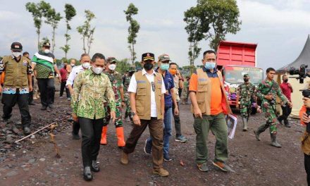 Tinjau Giat Transisi Darurat Semeru, Kepala BNPB Tekankan Akselerasi Pembangunan Huntara dan Huntap