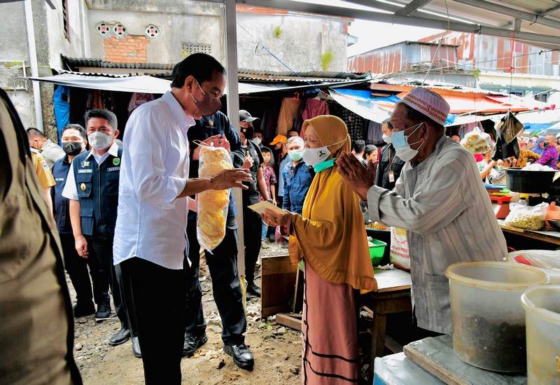 Presiden Berikan Tambahan Modal bagi Pedagang di Pasar Baru Tanjung Enim