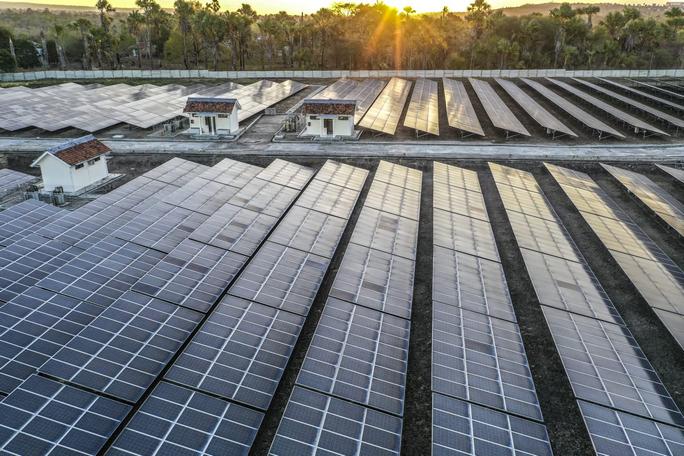 Tekan Impor BBM dan Dongkrak Bauran Energi Hijau, PLN Konversi 250 MW Pembangkit Diesel ke Surya di 2022