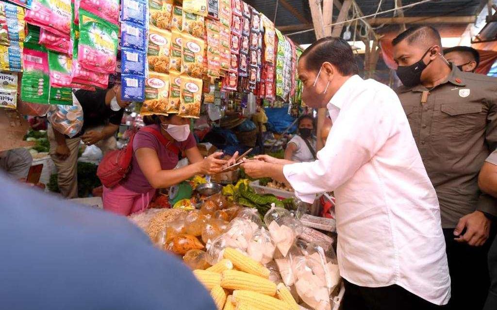 Presiden Jokowi Bagikan Bantuan Modal Bagi Pedagang di Pasar Porsea