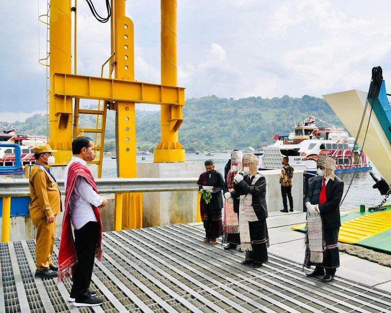 Melihat Makna di Balik Prosesi Adat Penyambutan Presiden di Toba