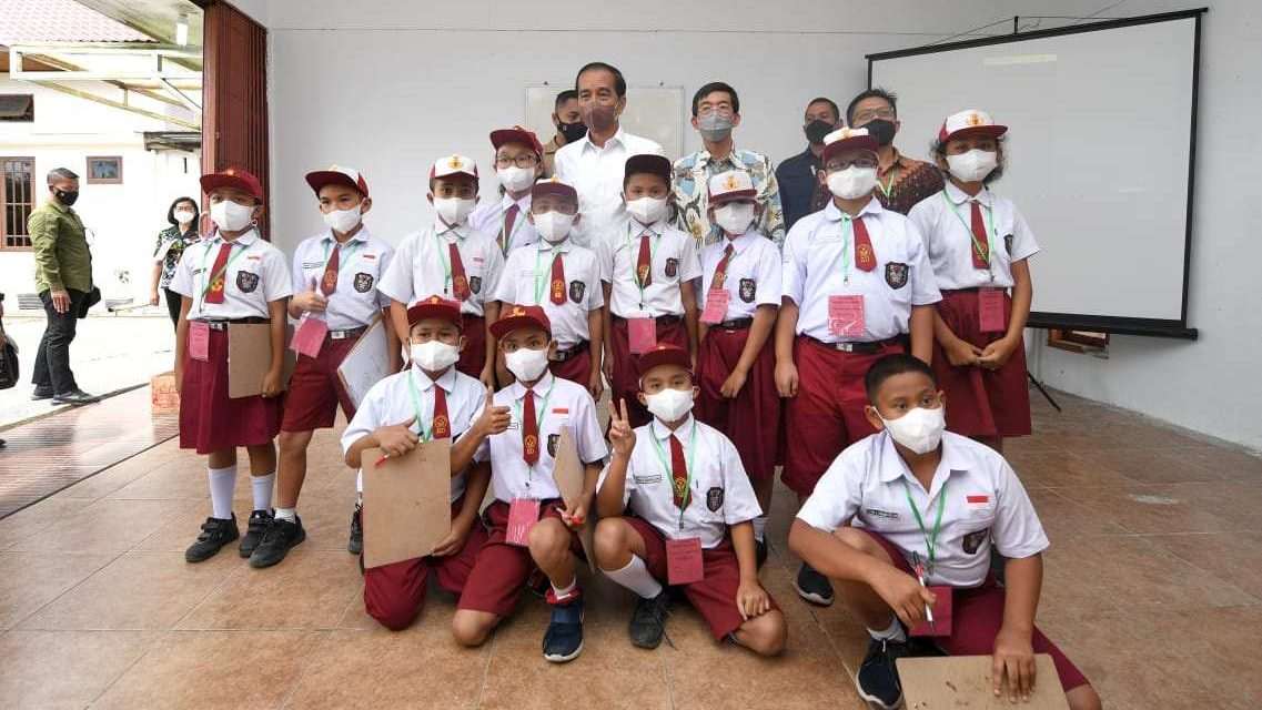 Saat Presiden Bertemu Anak-Anak Pandai Matematika di Humbang Hasundutan
