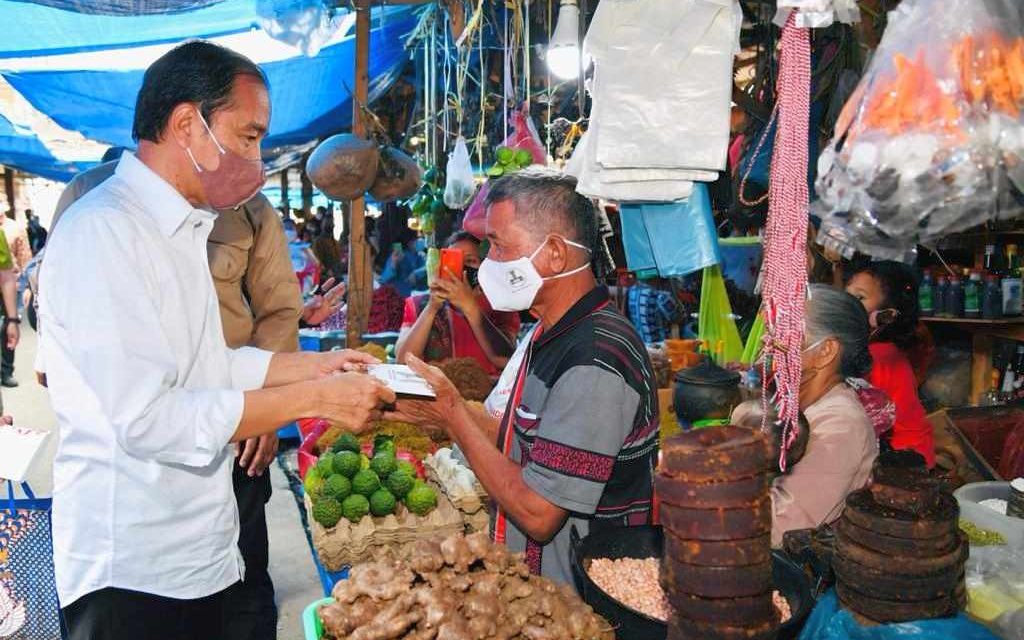 Presiden Bagikan Bantuan Modal bagi Pedagang di Pasar Induk Sidikalang