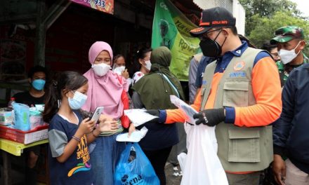 Tegakkan Protokol Kesehatan, Ketua Satgas Turun ke Jalanan Ibu Kota Bagikan Masker