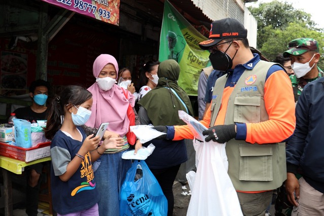 Tegakkan Protokol Kesehatan, Ketua Satgas Turun ke Jalanan Ibu Kota Bagikan Masker