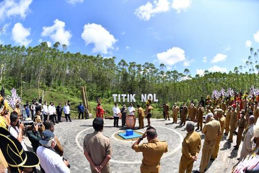 Tiba di Titik Nol Kilometer IKN, Presiden Satukan Tanah dan Air Nusantara