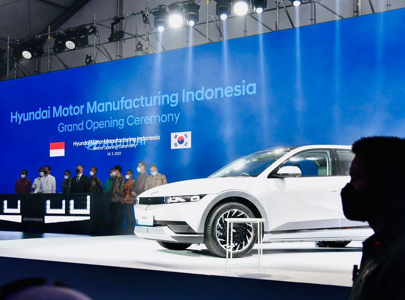 Presiden Jokowi Luncurkan Mobil Listrik Pertama yang Dirakit di Indonesia