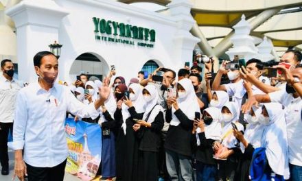 Tiba di YIA, Presiden Sapa Penumpang